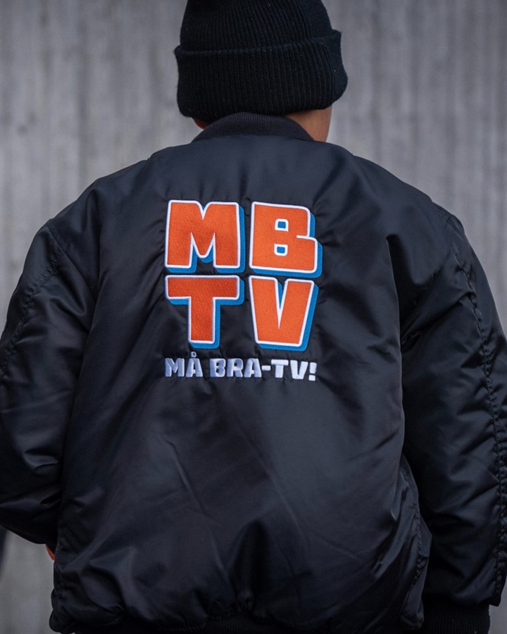 Broderad logotyp på bröstet